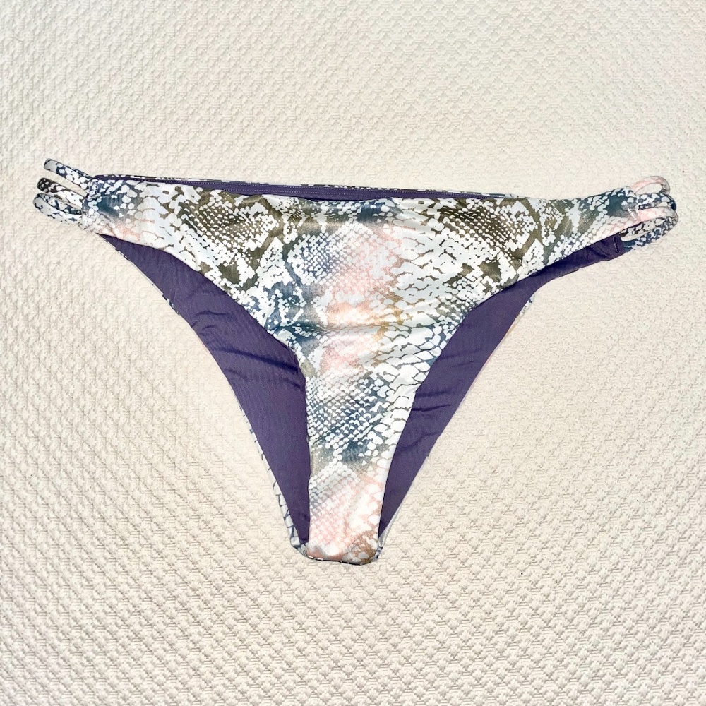 ⭐️ROXY Grey Snake Strappy BikiniBottom Size:L NWOT - Picture 3 of 4